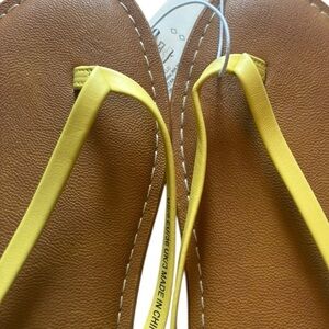 NWT Amazon Essentials Yellow and Brown Sandals Size 5